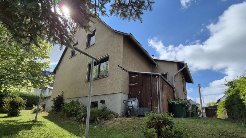Raum für neue Wohnideen – Einfamilienhaus mit Terrasse, Garten und Garage